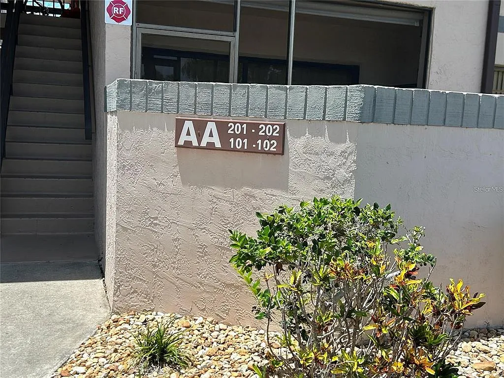 2 bed, 2.0 bath, 899 sqft, $1,300 — Photo 2