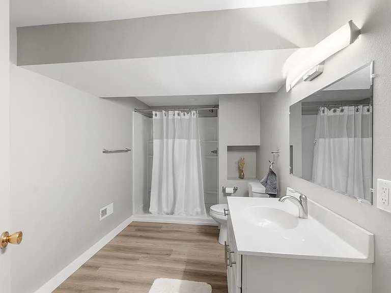 Basement 3/4 bath (shower/sink/toilet)