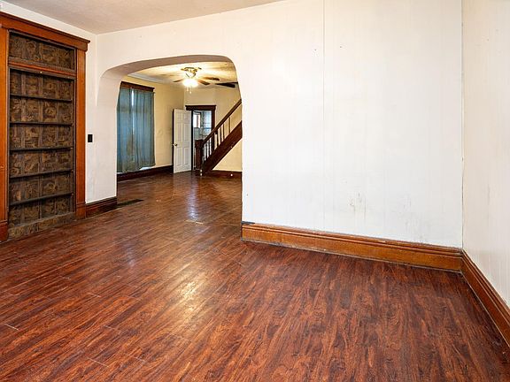 4th image of 371 E Market St
