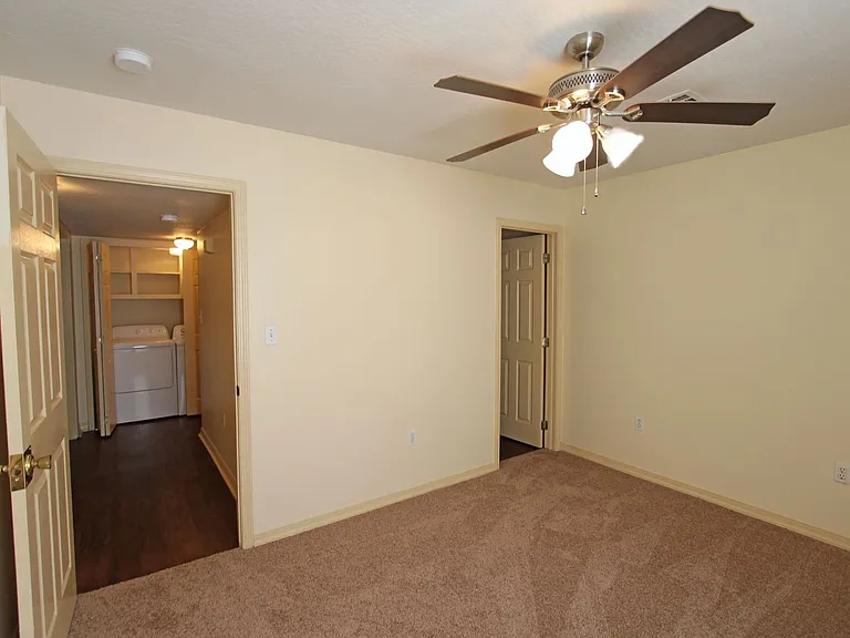 211 Chevy Chase Dr — Photo 5