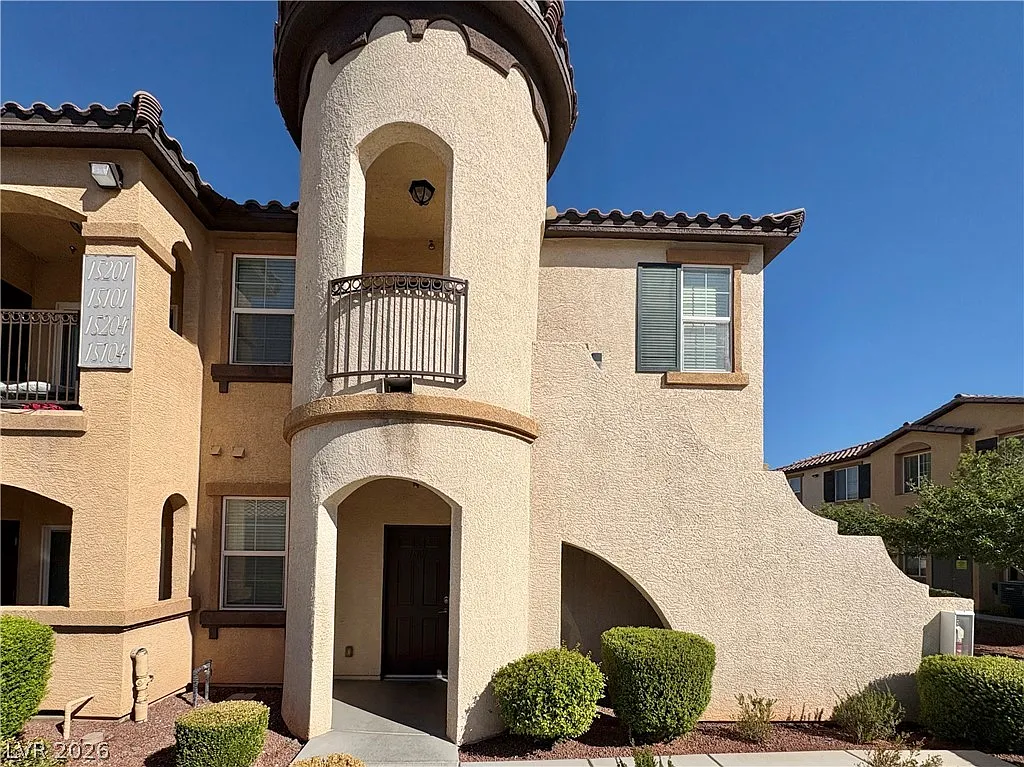 3 bed, 2.0 bath, 1268 sqft, $1,740 — Photo 2