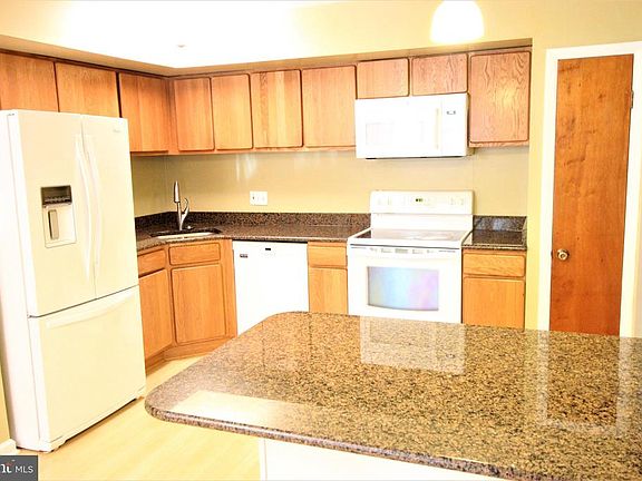 3rd image of 104 Center Ct