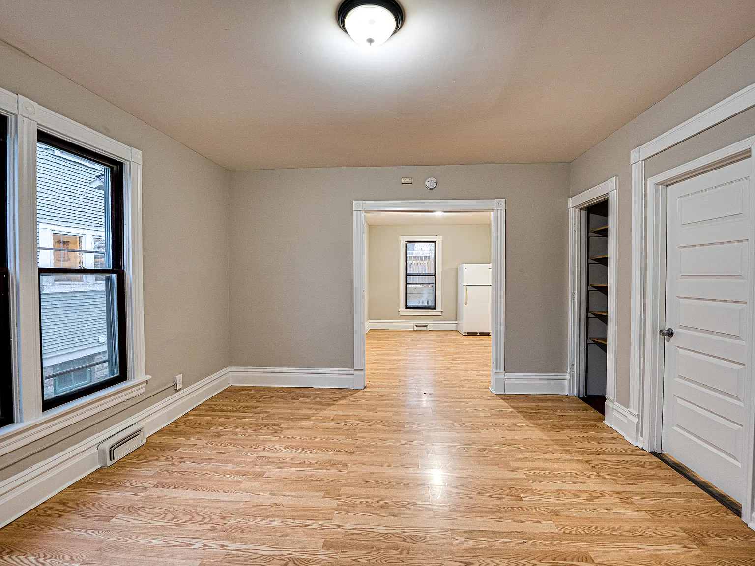 3 bed, 1000 sqft, $2,000 — Photo 3