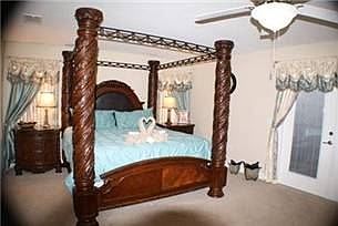 WHI5P841SP-king-master-bedroom-2