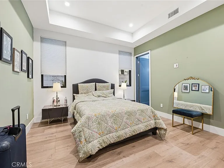 13135 Chandler Blvd — Photo 43