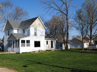 312 E 2nd St, Leaf River, IL 61047