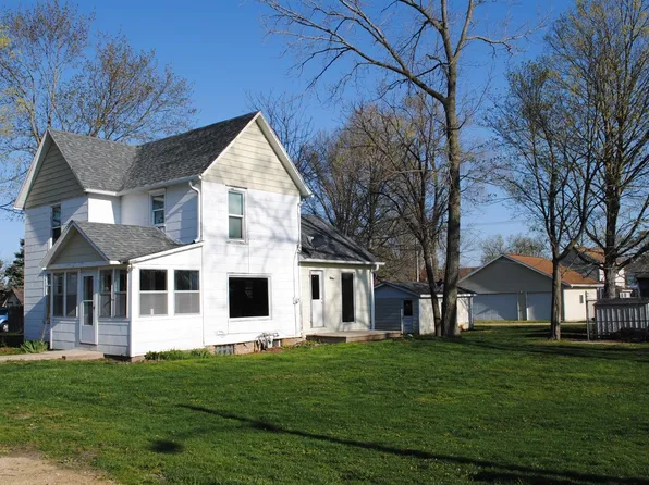 312 E 2nd St, Leaf River, IL 61047