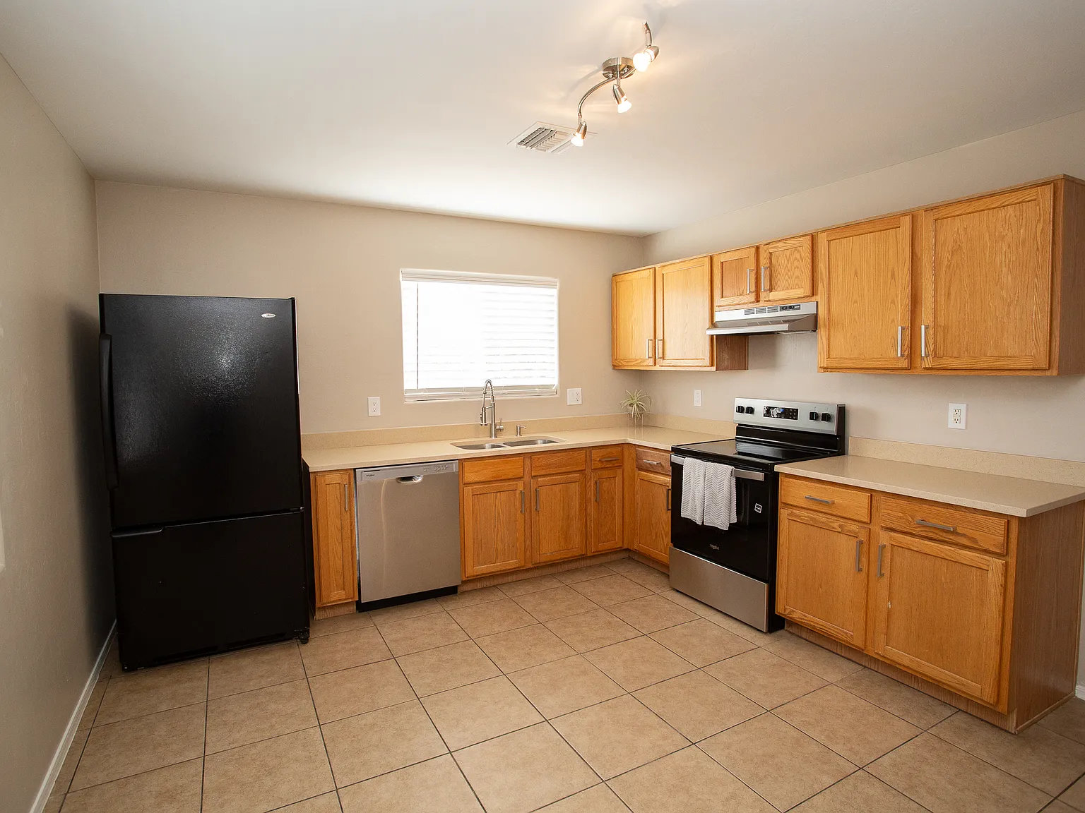 3 bed, 1000 sqft, $1,520 — Photo 3