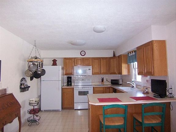 4th image of 370 Daniels Estates Dr