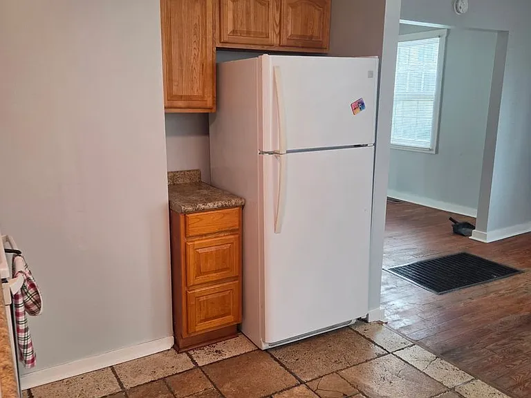909 Bryan St — Photo 17