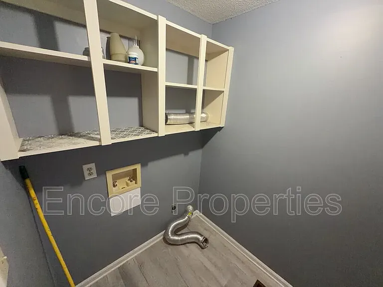 2102 Oakcrest Ct — Photo 14