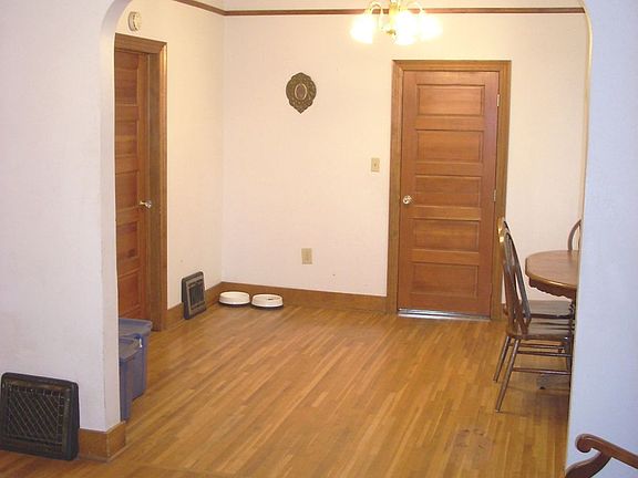 3rd image of 823 W Spofford Ave
