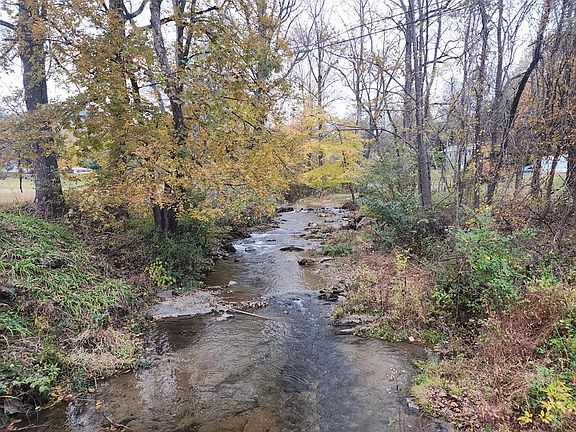 4th image of 412 Lyons Hollow Rd