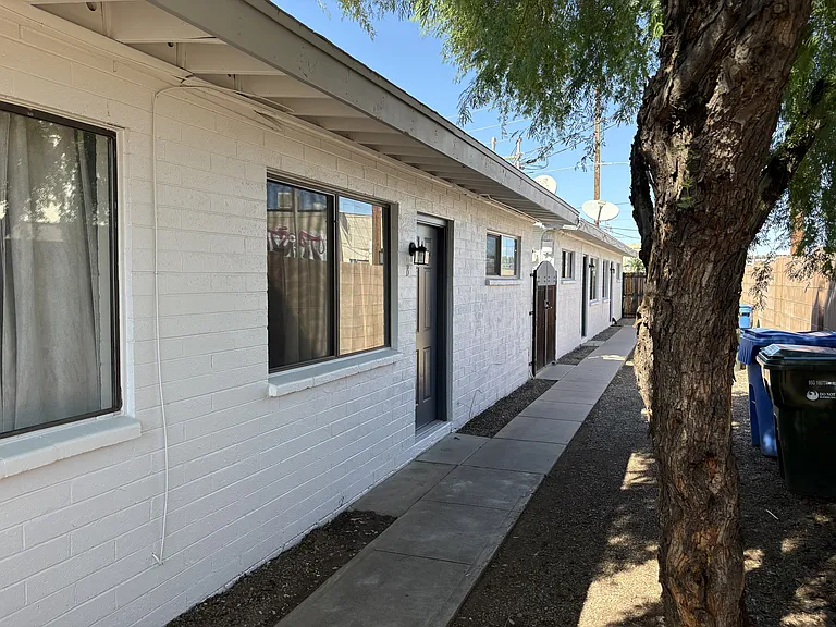 1736 W Sherman St #B — Photo 3