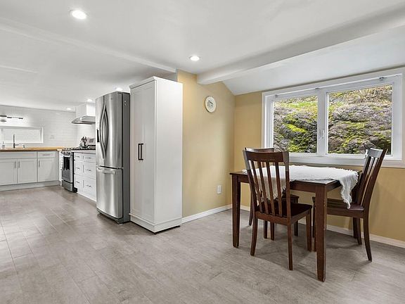 5th image of 33 Essex Ct