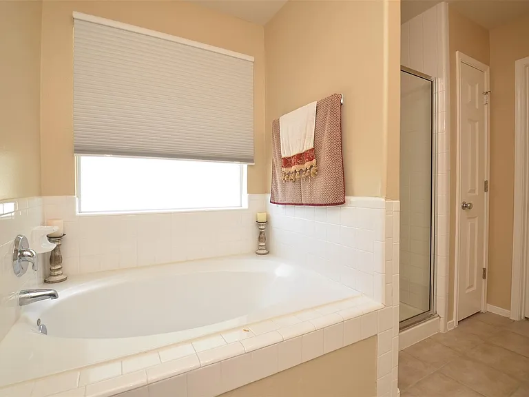 2911 Meadowglen Cv — Photo 40