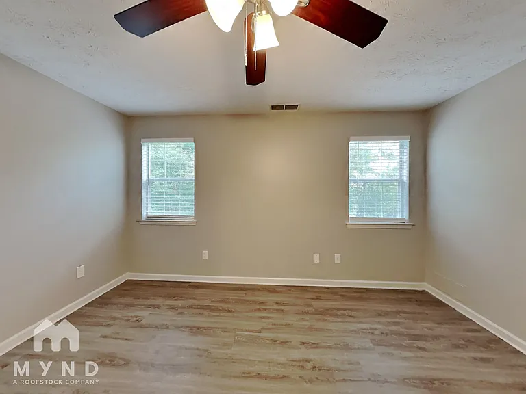 211 Nicki Ct — Photo 12
