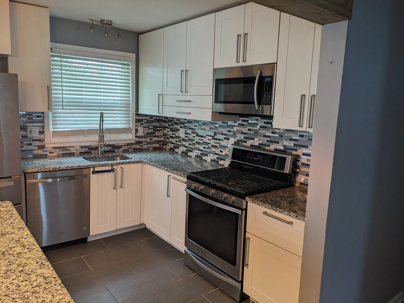 2 bed, 1900 sqft, $2,300 — Photo 3