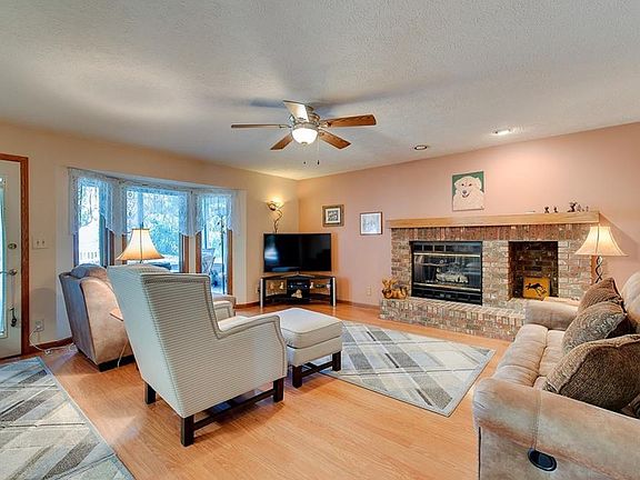 2nd image of 916 Southport Dr