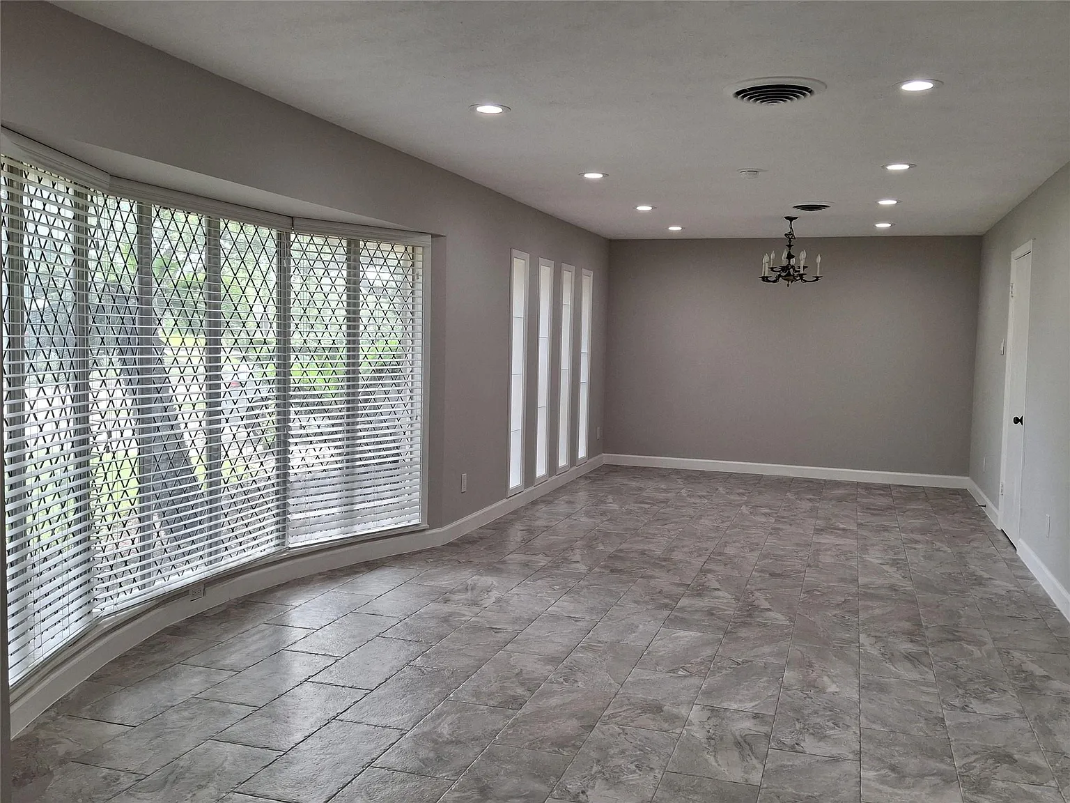 3 bed, 2.0 bath, 2098 sqft, $2,900 — Photo 4