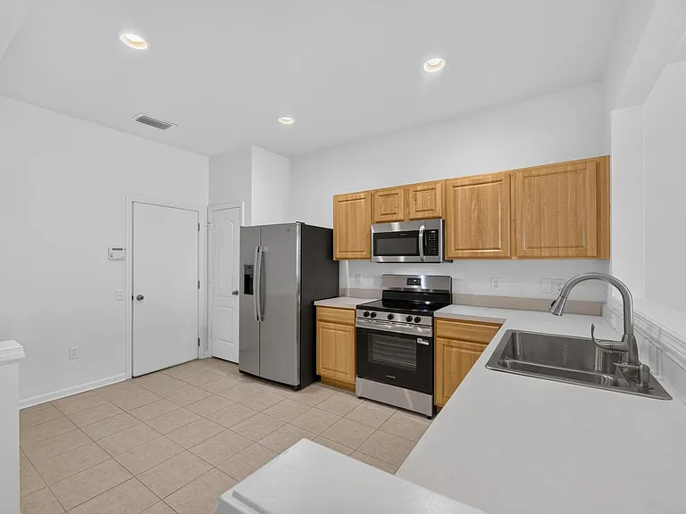 4979 Pond Ridge Dr — Photo 8