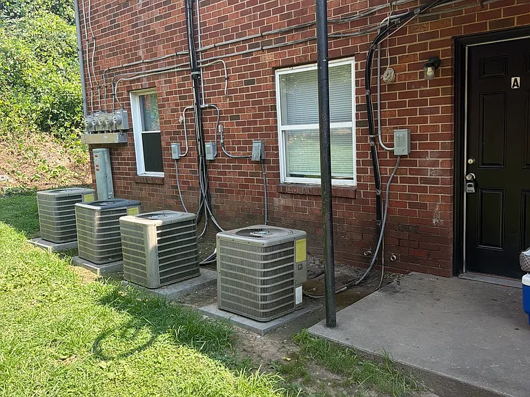 Lincoln Manor — Photo 9