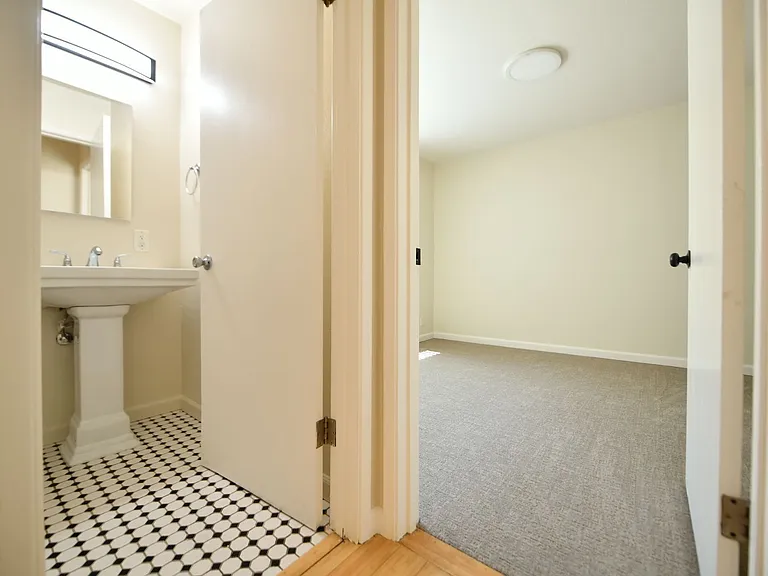 2p008 - Lake View East — Photo 9