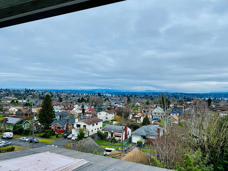 view of Lake Washington & Cascades beyond