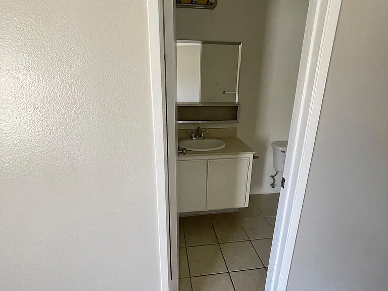 1735 E Washington St — Photo 27