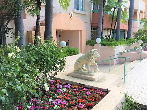The Courtyard at Sherman Oaks