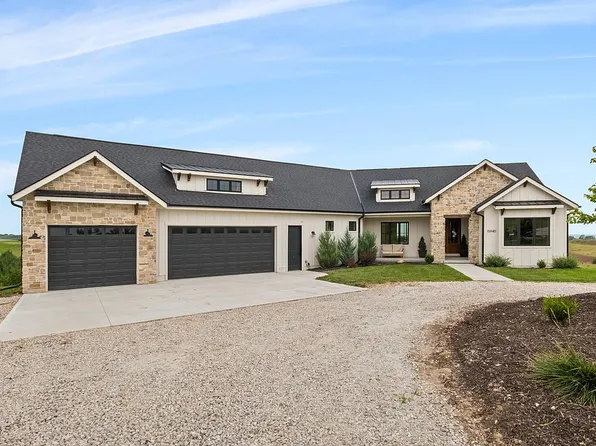 15940 S 226th Plz, Gretna, NE 68028