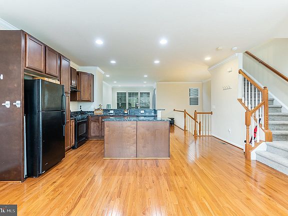 3rd image of 325 Woodstream Blvd