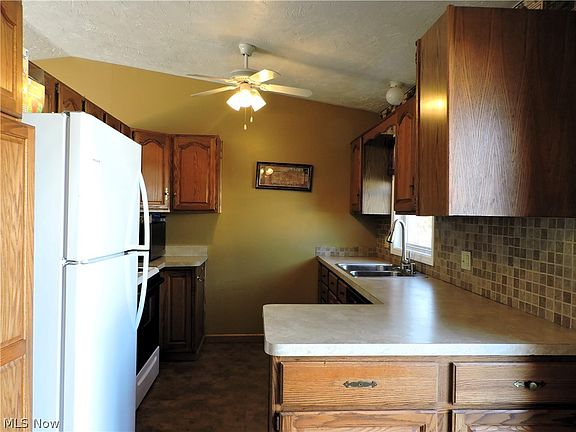 2nd image of 940 Bennett Dr