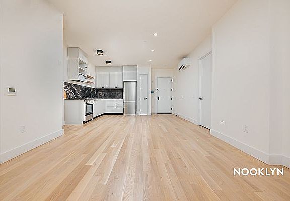 5th image of 250 Gold St #1325