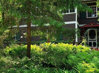 323 S Lwr Gardens Rd, Fontana, WI 53125