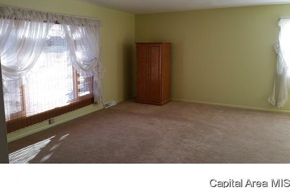 4th image of 47 Villanova Dr