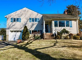 45 Pell Ter, Garden City, NY 11530