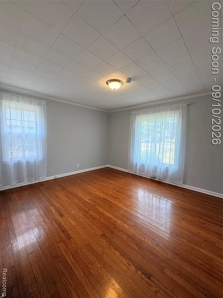 3 bed, 1.0 bath, 1200 sqft, $2,100 — Photo 2