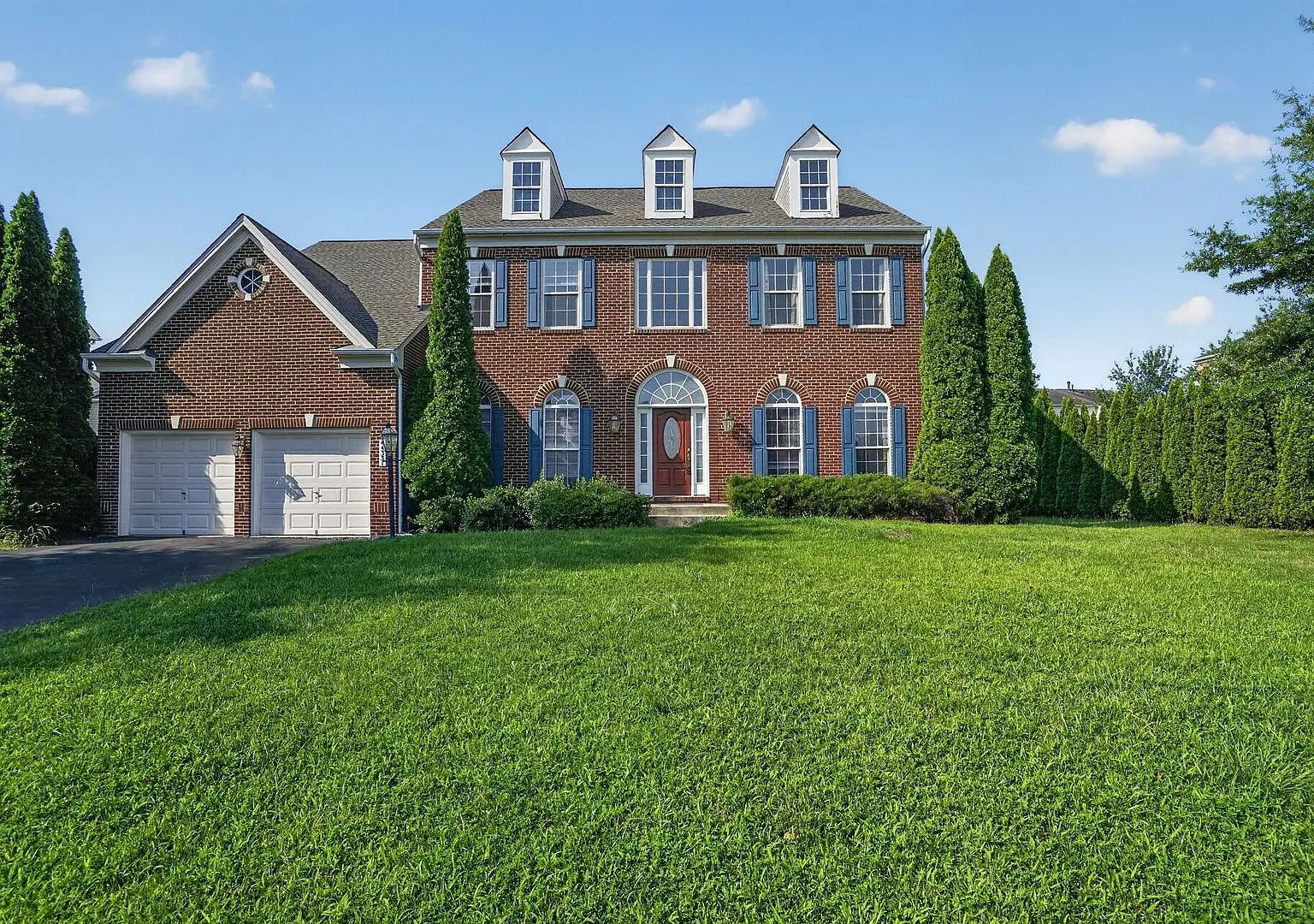Luxurious 4 Bedroom 4.5 Bathroom SFH in Ashburn! — Photo 1
