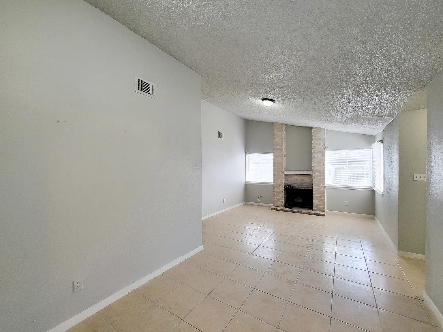 3 bed, 1144 sqft, $1,550 — Photo 4