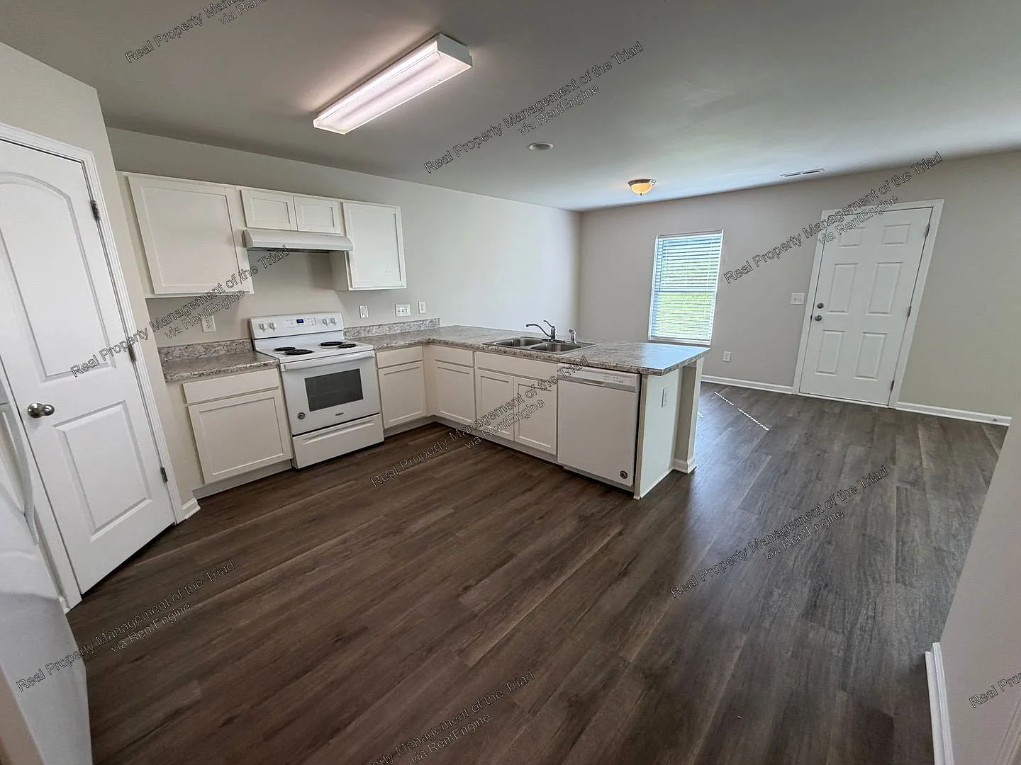 4 bed, 2.5 bath, 1801 sqft, $1,835 — Photo 3