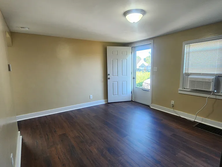 219 E Grand Blvd — Photo 2