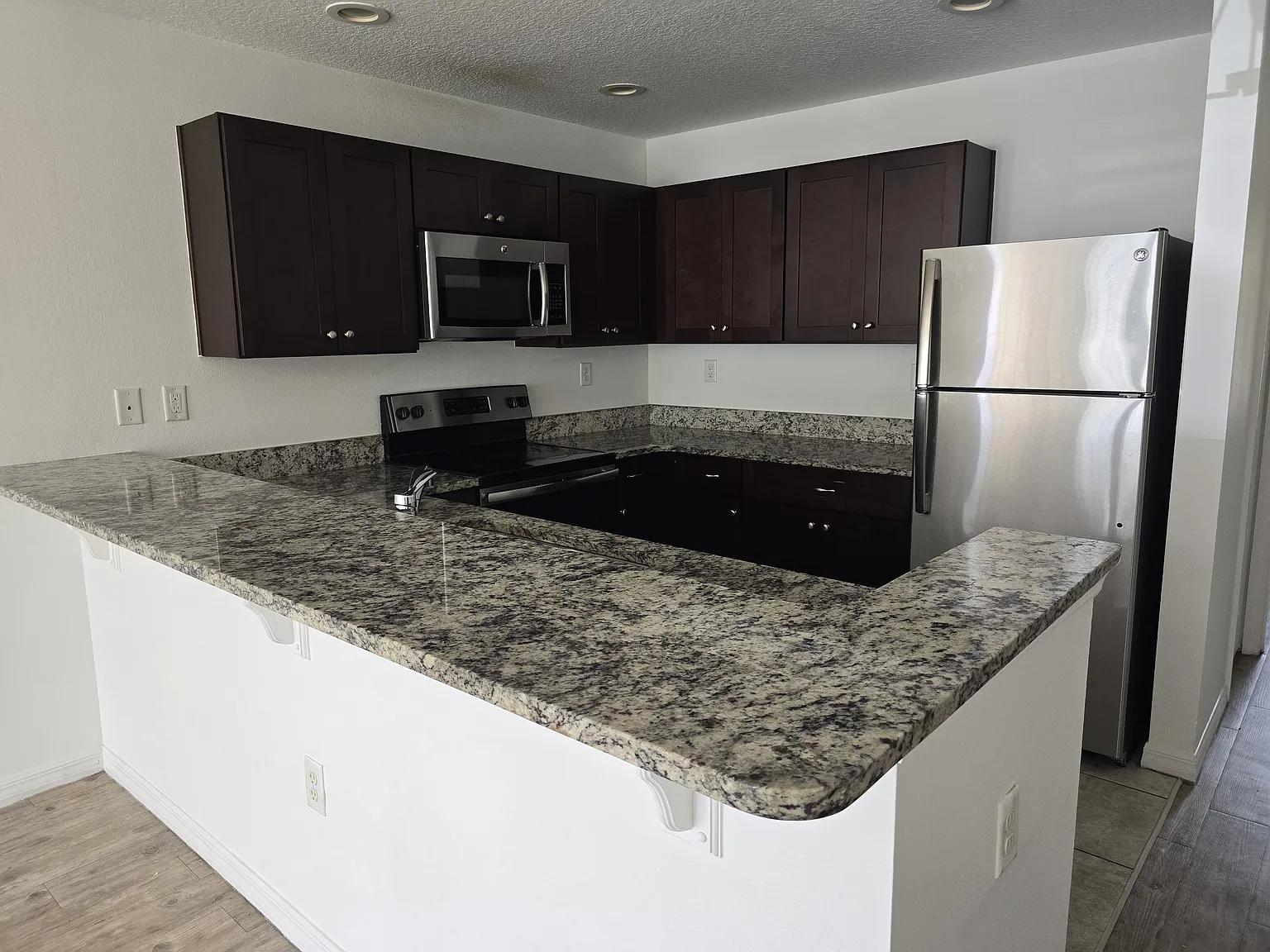 3 bed, 1100 sqft, $1,700 — Photo 4