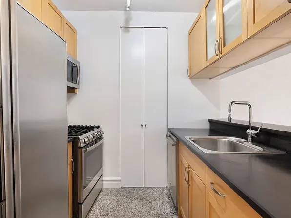 401 East 60th Street image 3 of 15