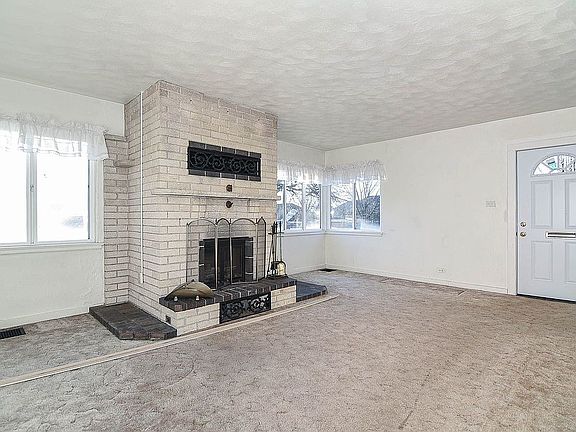 4th image of 2480 Hillcrest Rd