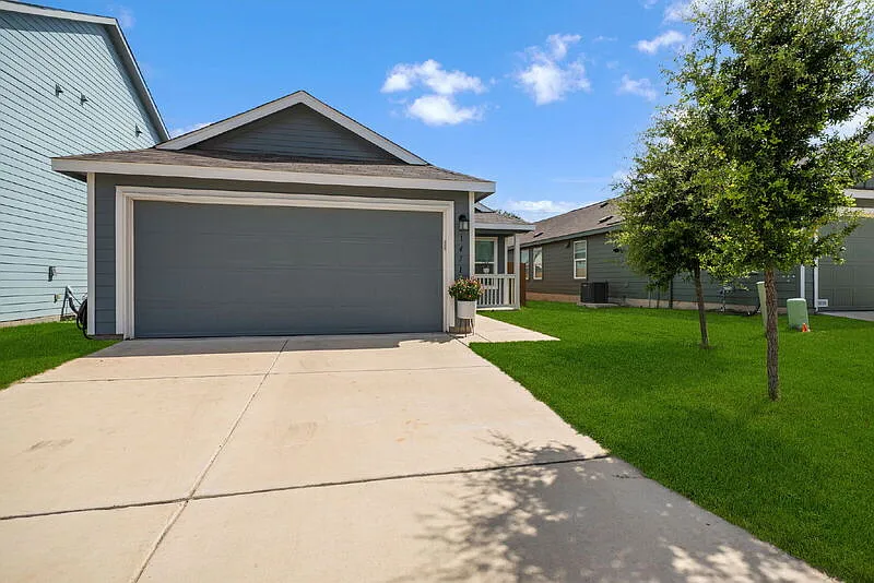 3 bed, 2.0 bath, 1266 sqft, $1,495 — Photo 2