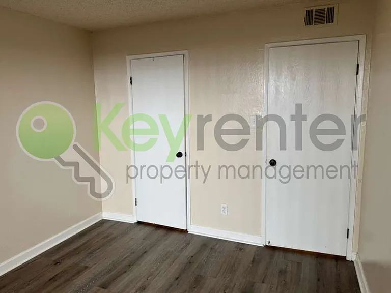 2515 H St #5 — Photo 7