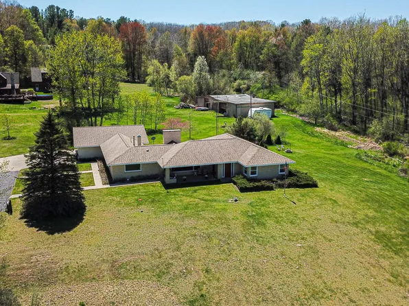 7198 Farr Rd, Onekama, MI 49675