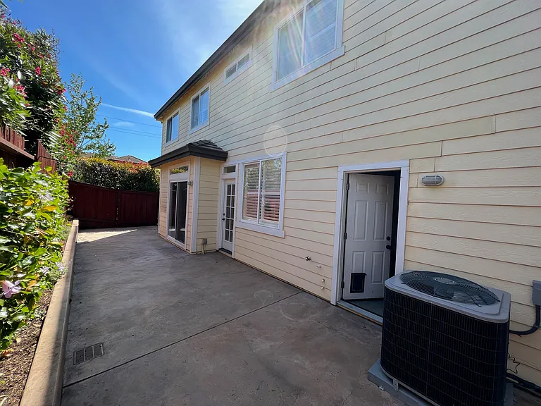 1900 Fallbrook Ln — Photo 9