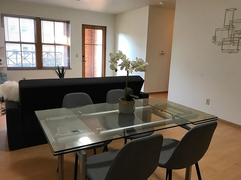 322 N Henry St — Photo 7
